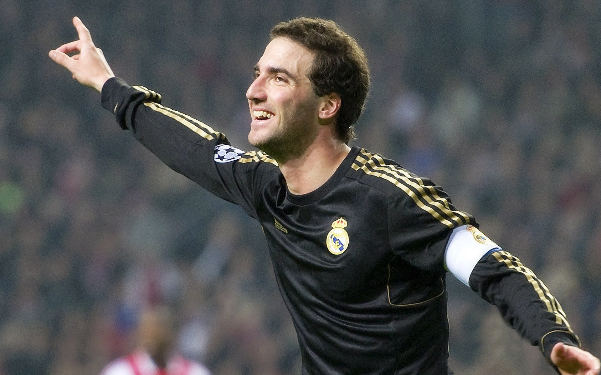 奥斯梅恩赛后谦逊发言登热搜,上海海港险胜俄克拉荷马城雷霆引发热议